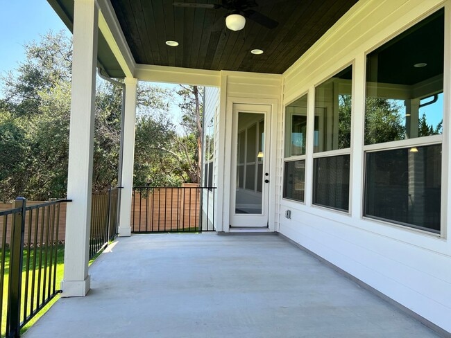Building Photo - Georgeous 5-Bedroom in the Three Points Community