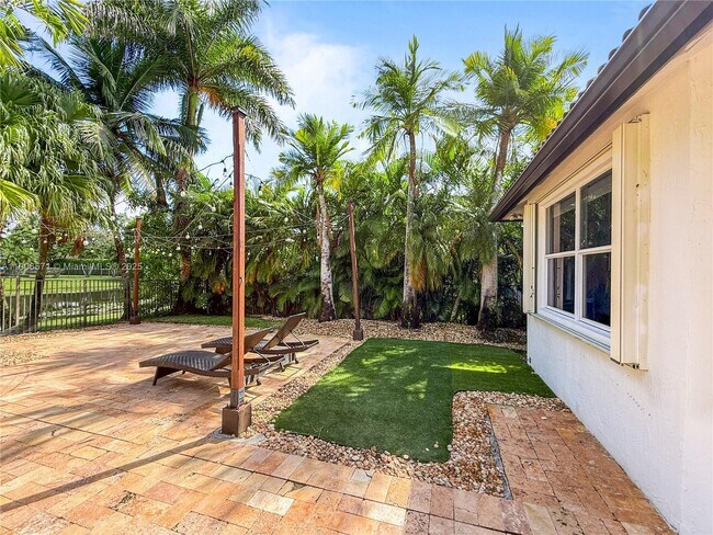 Building Photo - 2514 Poinciana Dr