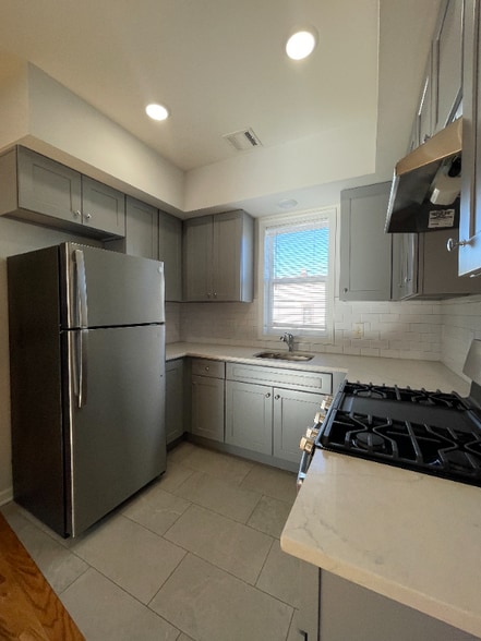 Building Photo - 558-562-562 Court St