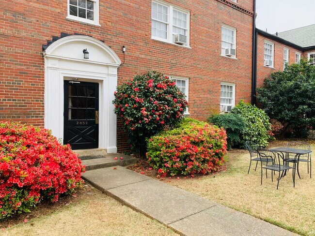 Buildingentrance - 2853 Thornhill Rd