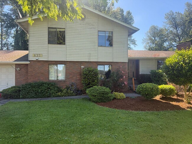 Building Photo - Large Mount Vernon Home on Acreage