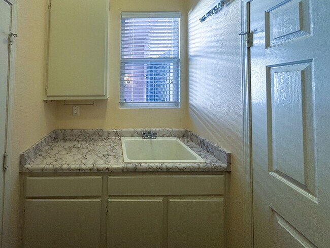 Building Photo - Murrieta - 4 bed / 2.5 bath home