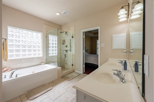 Building Photo - 13815 Normandy Ct
