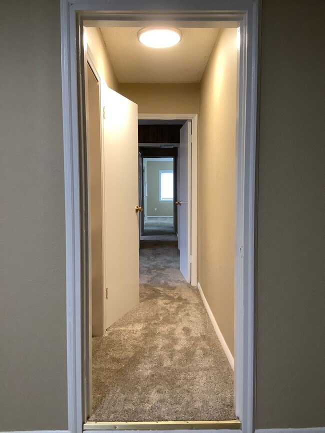 Building Photo - RENOVATED 3 BED 2 BATH 1 STORY RAMBLER - E...