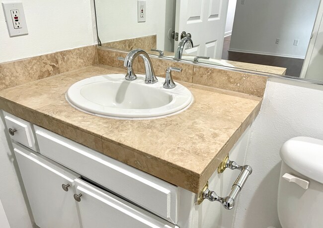 Building Photo - Beautiful 2 Bed/2 Bath with Hardwood Floors, Central Air Conditioning, Stainless Steel Appliances...