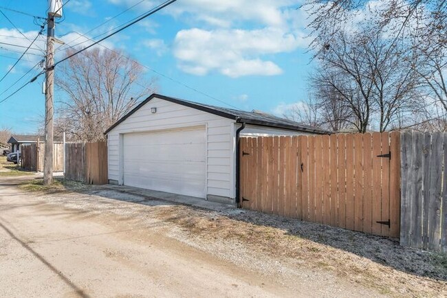 Building Photo - Charming 3-Bedroom Bungalow with Updated K...