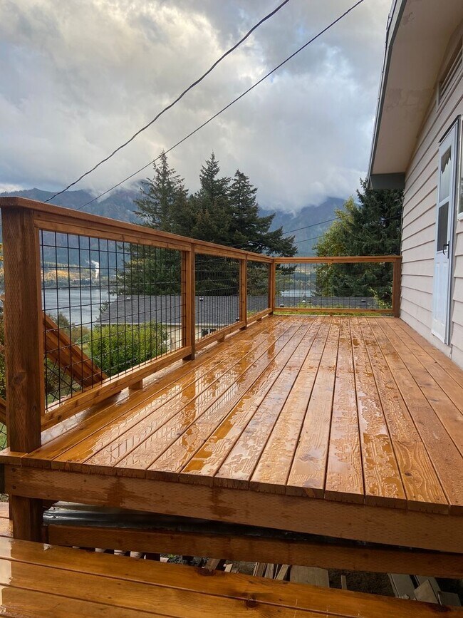 Building Photo - Charming Mid Century Home with Stunning River Views in Stevenson, WA