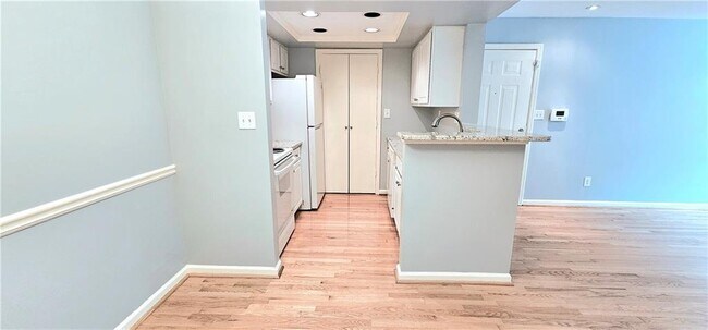 Building Photo - 2060 Chastain Park Ct NE