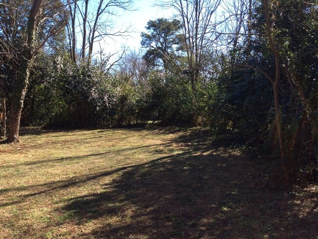Building Photo - Charming 2Bed/1Bath Triplex in North Raleigh!