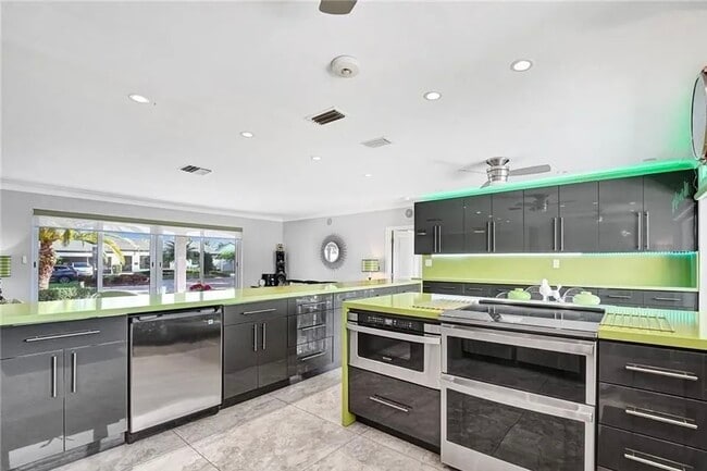 Building Photo - 2830 NE 55th St