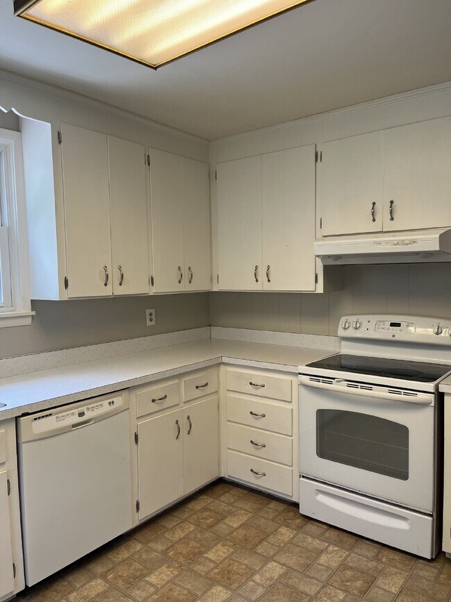 Building Photo - Charming 3-Bed Home with Hardwood Floors &...