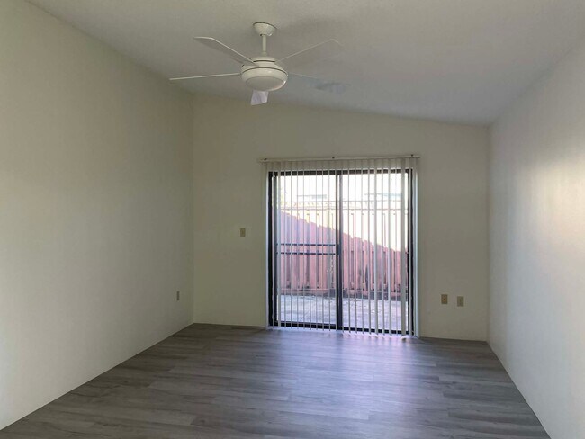 Building Photo - 1 Bedroom/1 Bath Villa with Private Courtyard