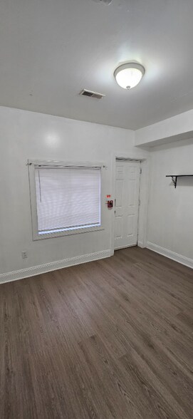 Building Photo - 2329 N Park Ave