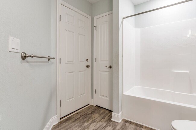 Building Photo - Spacious 4-Bedroom / 3 Bathroom + Office c...