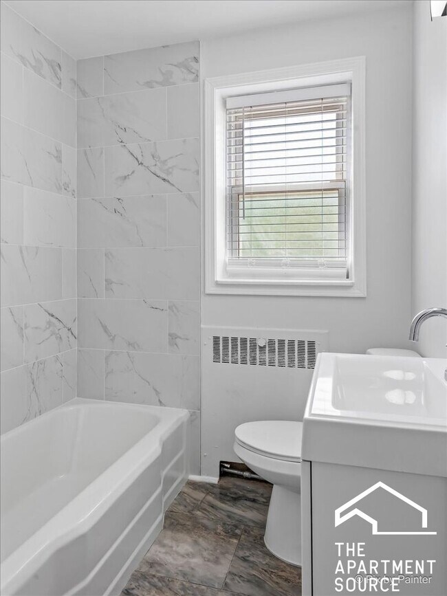 Building Photo - 2731 W Berwyn Ave