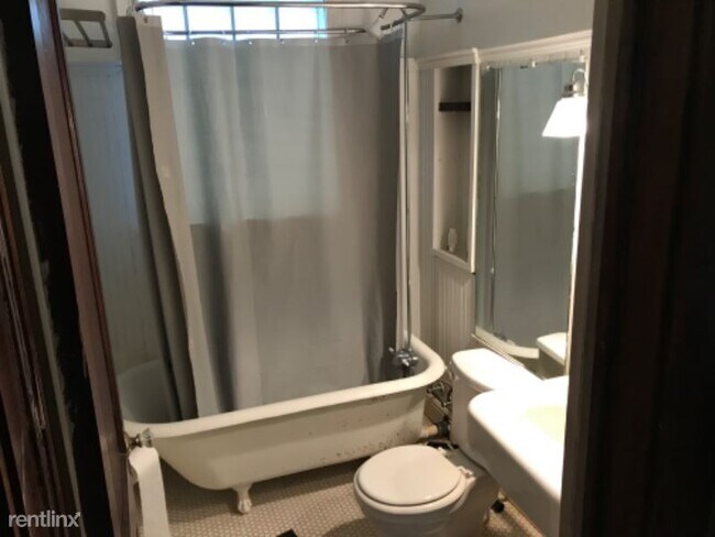 Building Photo - 1 br, 1 bath Apartment - 870 Greenwood Ave NE