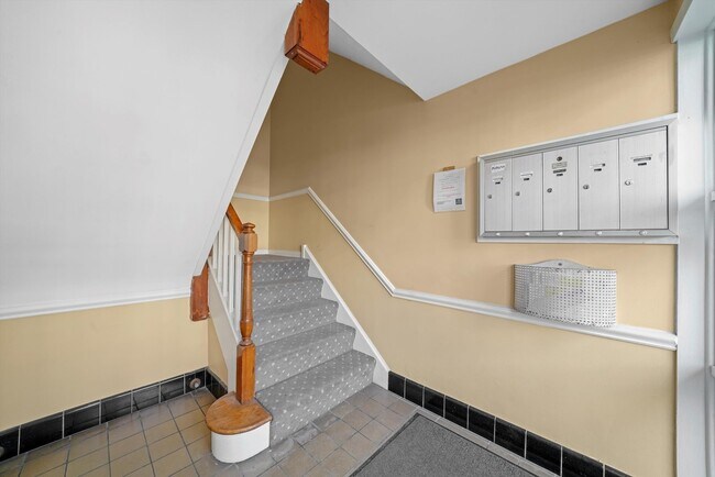 Building Photo - 907 Austin St