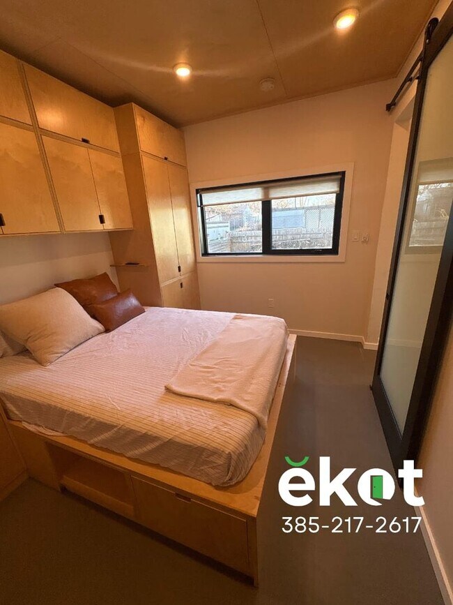 Building Photo - Stowell-SLC-Emery Manor