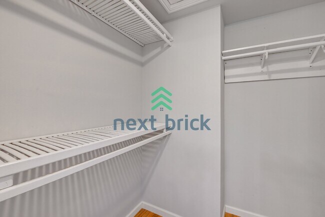 Building Photo - "Spacious 4-Bedroom Retreat with 2.5 Baths in Charming Sammamish Setting"