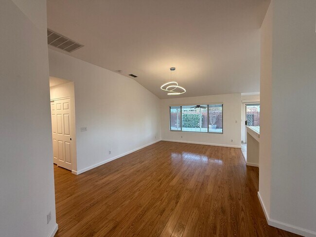 Building Photo - Single story with 3-car Garage!!