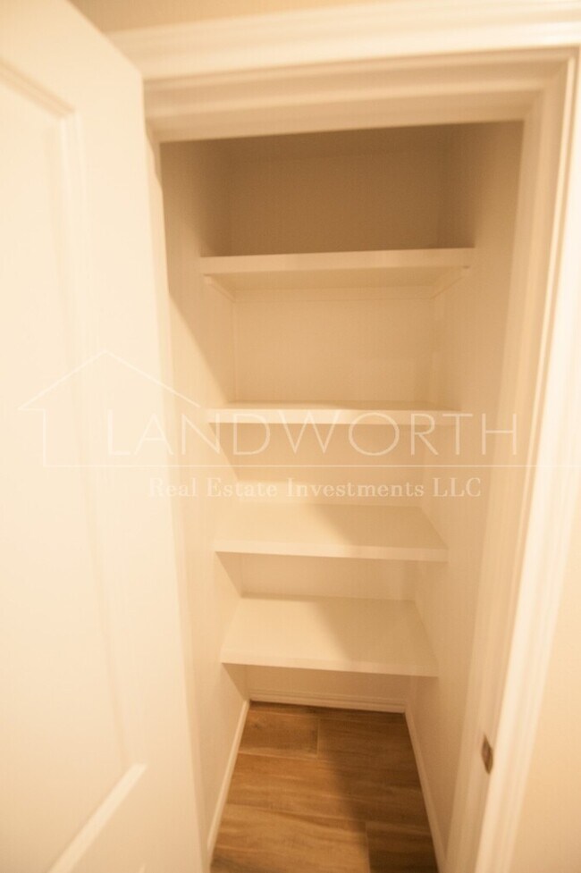 Building Photo - 3/2/2 Beautiful Townhome