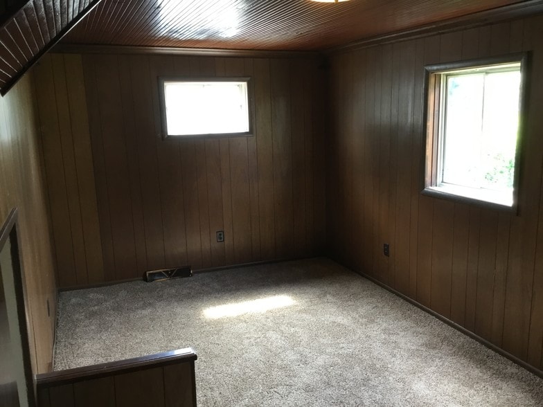 Building Photo - 1204 E 10th St