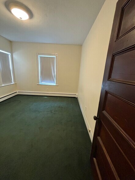 Building Photo - 16 Maple St