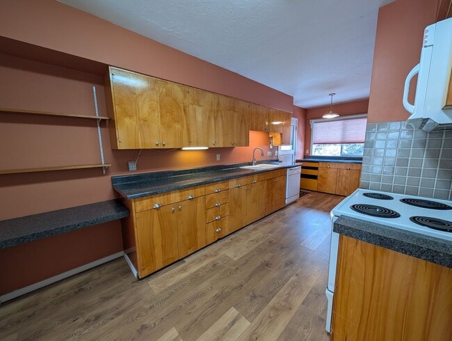 Building Photo - 722 Bryden Ave