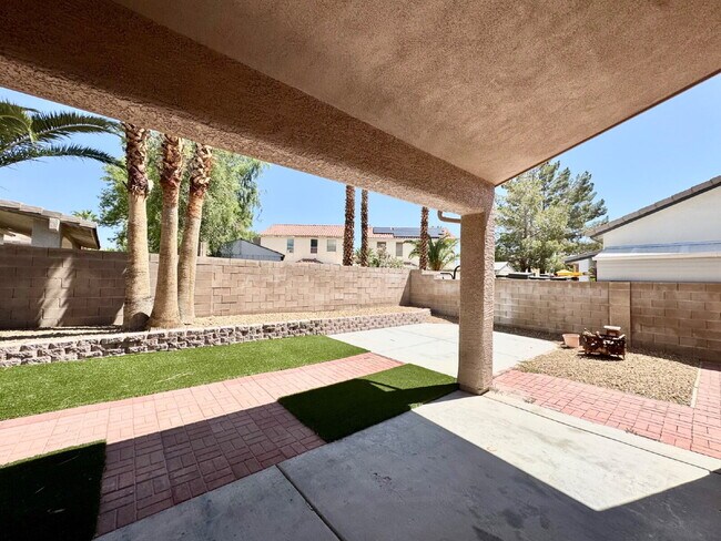 Building Photo - Spacious 4BD/3BA NLV Home with Downstairs ...