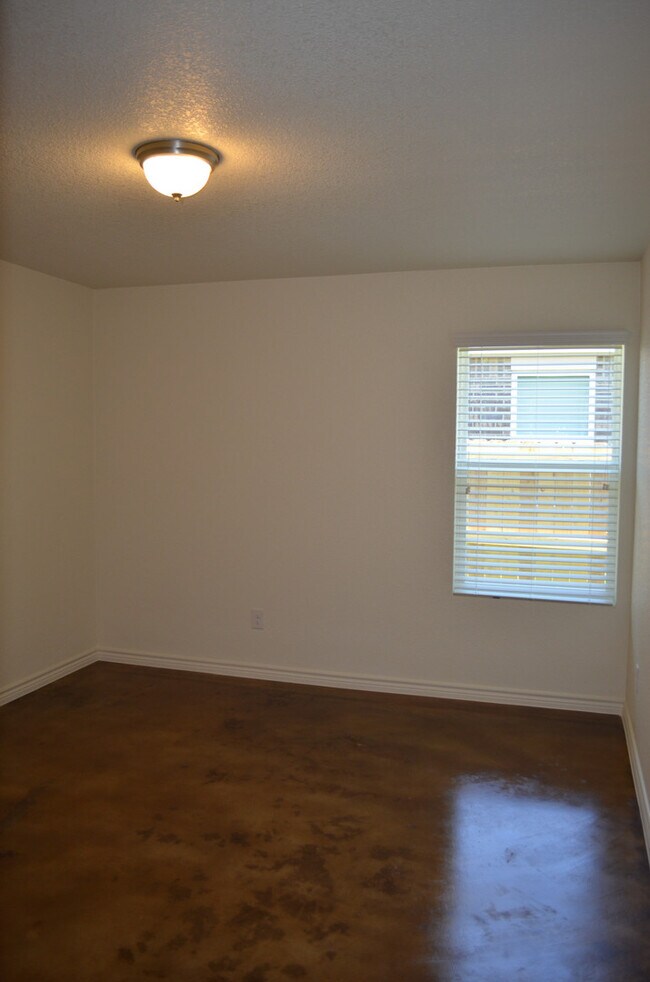 Building Photo - 914 Maplewood Dr