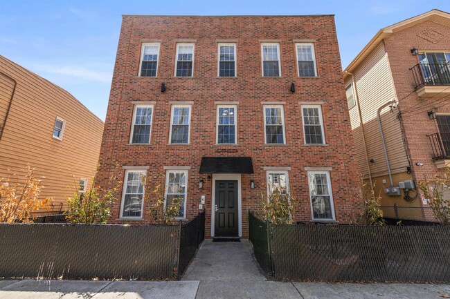Building Photo - 47 Washburn St