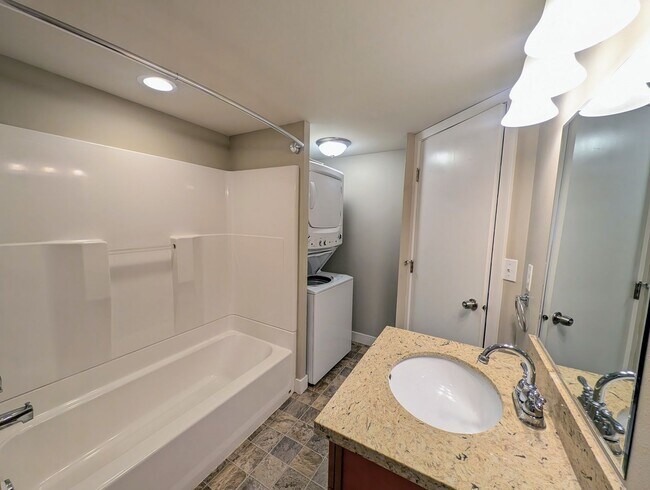 Building Photo - Lake City 3 bedroom Rambler Townhome with ...