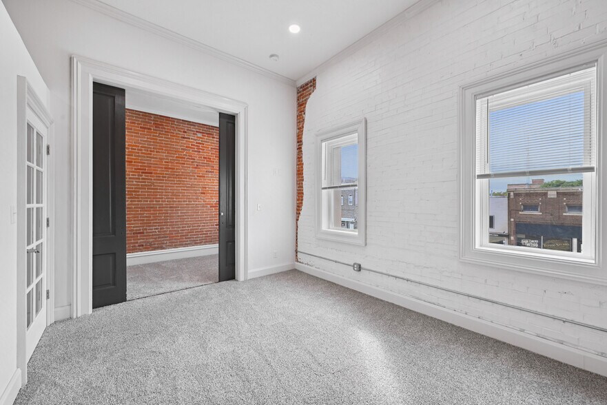 Building Photo - 105 E Bremer Ave