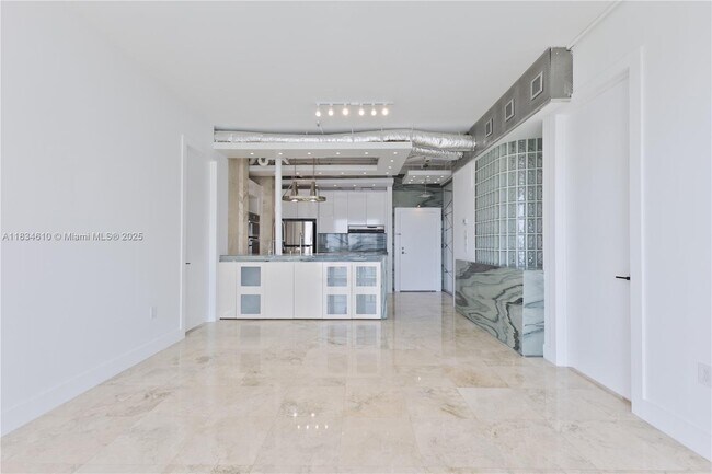 Building Photo - 1155 Brickell Bay Dr