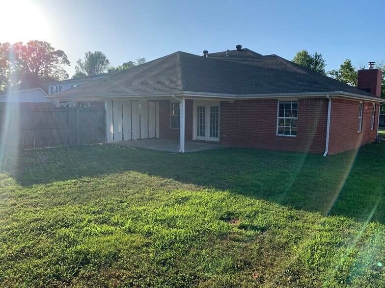 Building Photo - 507A Camellia Dr