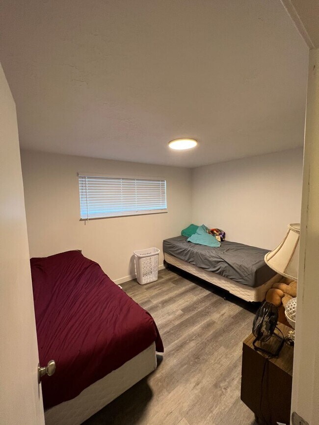 Building Photo - 2 Bedroom Apartment -2023 remodel New paint, flooring, and granite countertops