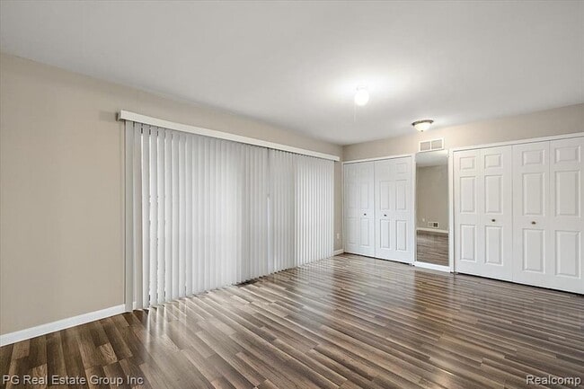 Building Photo - 1432 Oakbrook E Dr