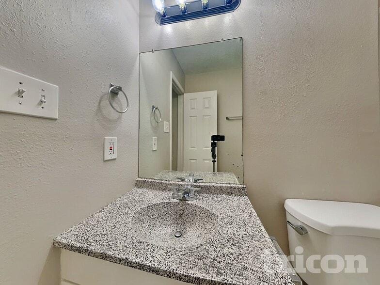 Building Photo - 11519 Perry Rd