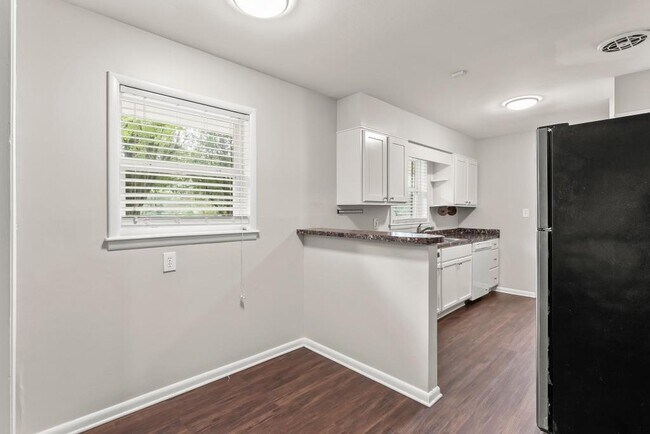 Building Photo - 2352 Elmwood Cir SE