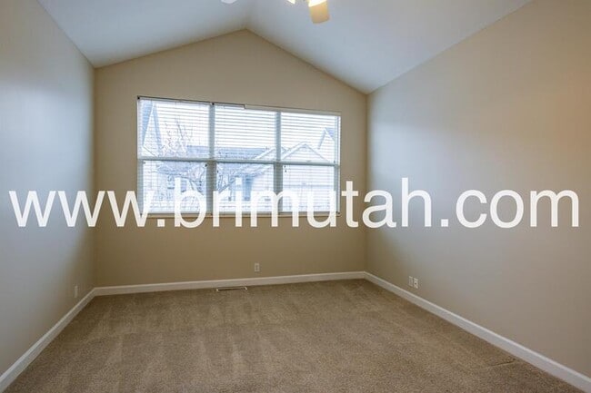Building Photo - 602 E Land Rush Dr
