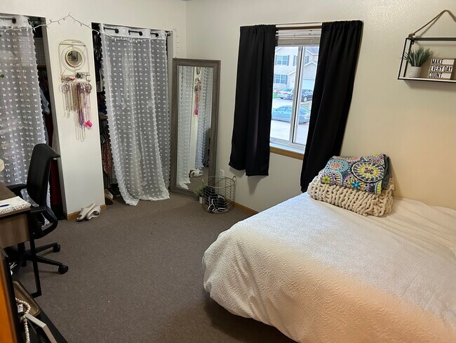 Building Photo - 1521 Springbrook Dr