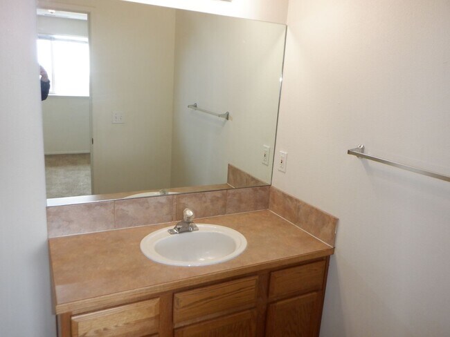 Building Photo - Single Level 2 Bed/2 Bath Unit with Garage...