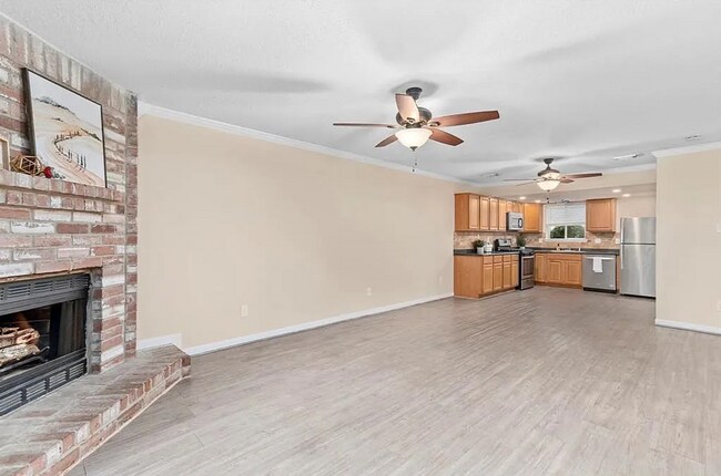 Building Photo - 2 Bedroom, 1.5 Bath Townhome – Modern Comfort in a Great Location!