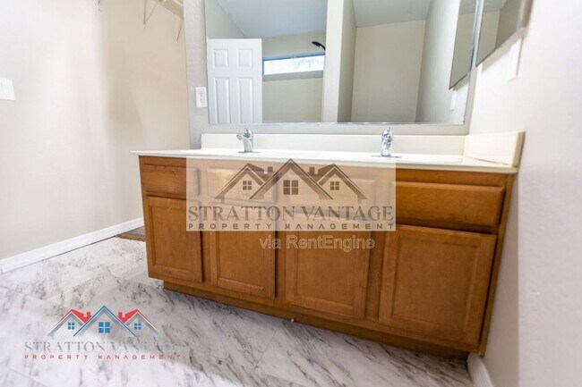 Building Photo - 6714 E Flynn Ave