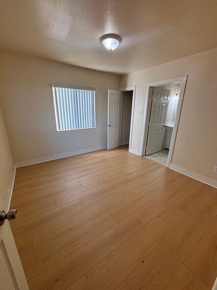 Building Photo - 1214 1/2 W 90th Pl