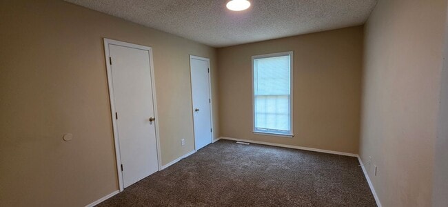Building Photo - 3 Bedroom 2 Bathroom home in Kickapoo Schools! $1295!