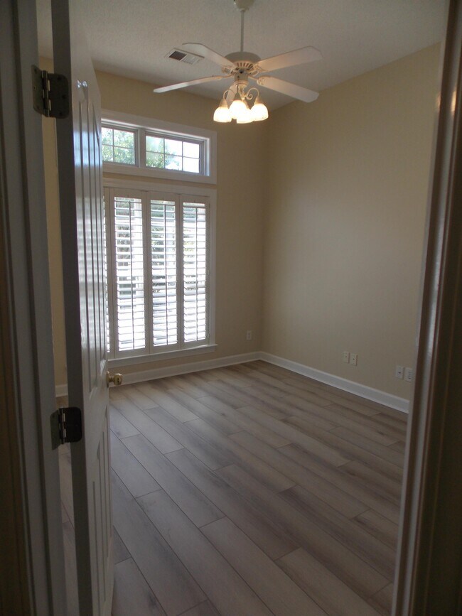 Building Photo - 1179 N Blackmoor Dr