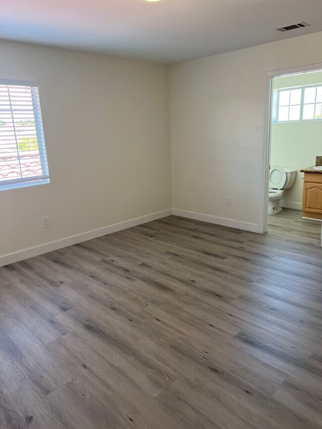 Building Photo - Delong Townhomes