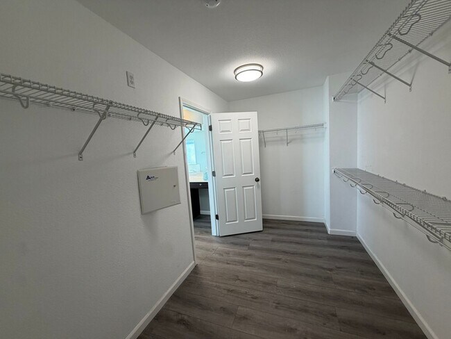Building Photo - AVAILABLE NOW! LEASE TODAY! 4 Bedroom 3 Bath Elk Grove Home with Bonus Room!