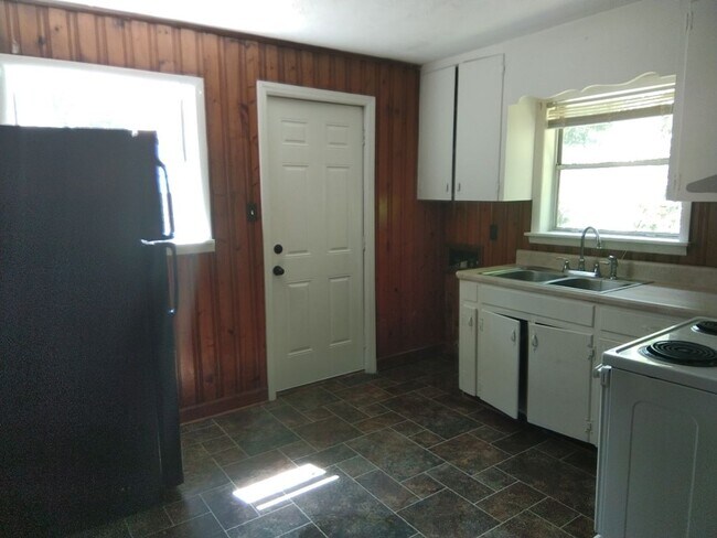 Building Photo - 304 Old Shaw Rd